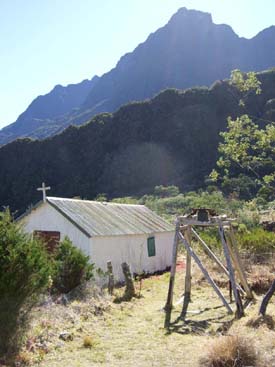 Die Kirche in Marla mit Glockenturm